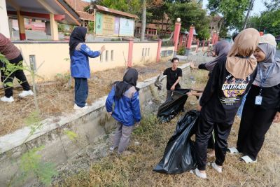 Kolaborasi Interaksi 2025 dan Karang Taruna: Aksi Bersih-Bersih Desa Kembangsawit Wujudkan Lingkungan Asri dan Guyub